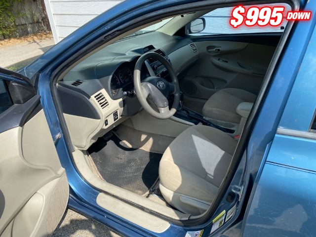 Toyota Corolla Vehicle Full-screen Gallery Image 05