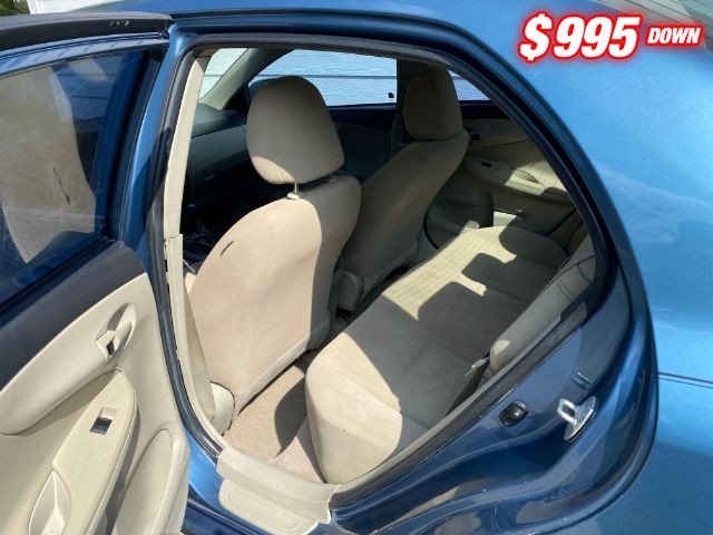 Toyota Corolla Vehicle Full-screen Gallery Image 06