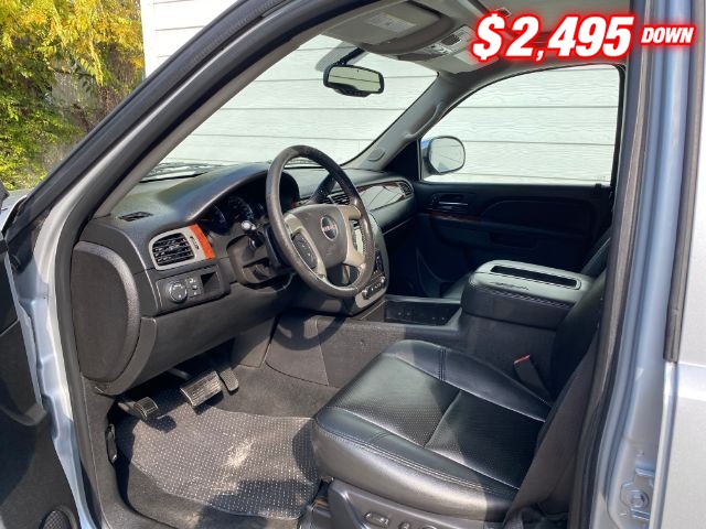 GMC Yukon XL 1500 Vehicle Image 05