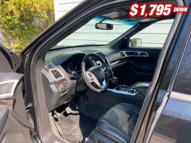 Ford Explorer Vehicle Full-screen Gallery Image 05