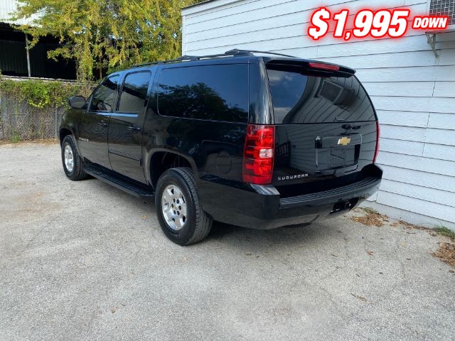 Chevrolet Suburban Vehicle Full-screen Gallery Image 03