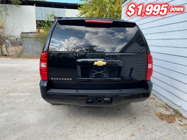 Chevrolet Suburban Vehicle Full-screen Gallery Image 04