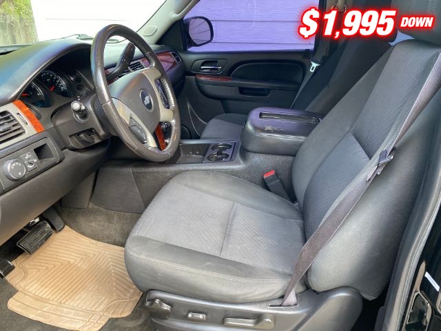 Chevrolet Suburban Vehicle Full-screen Gallery Image 05