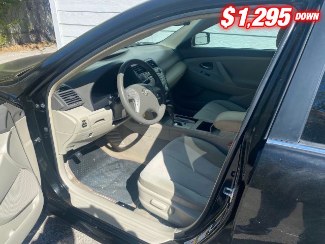 Toyota Camry Vehicle Full-screen Gallery Image 05