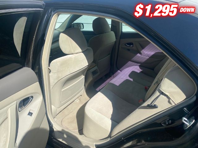 Toyota Camry Vehicle Full-screen Gallery Image 06