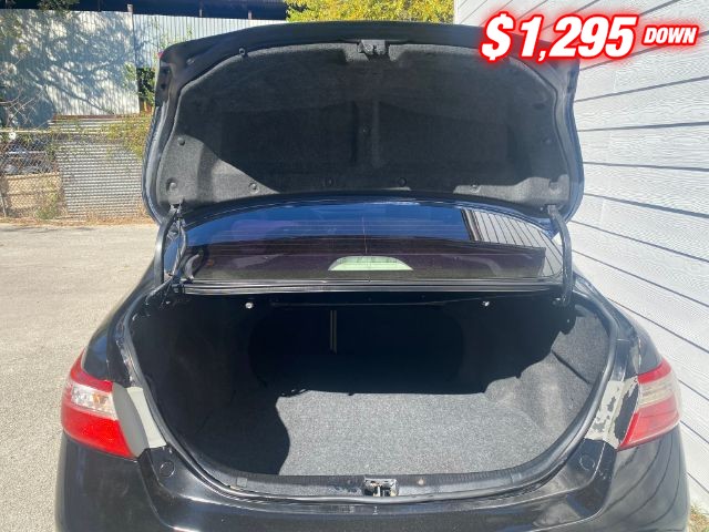 Toyota Camry Vehicle Full-screen Gallery Image 07