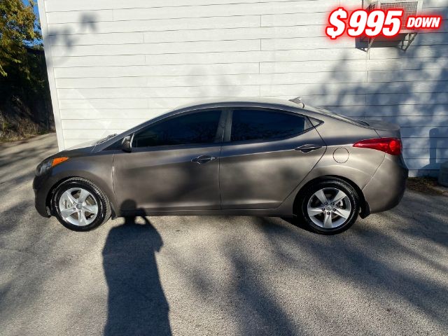 Hyundai Elantra Vehicle Image 02