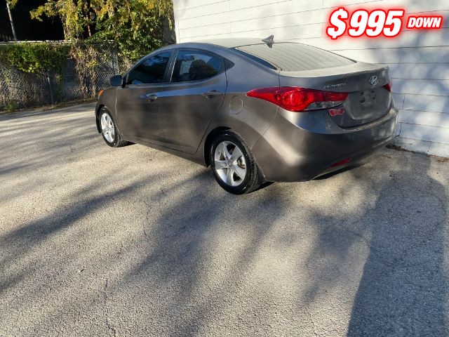 Hyundai Elantra Vehicle Image 03