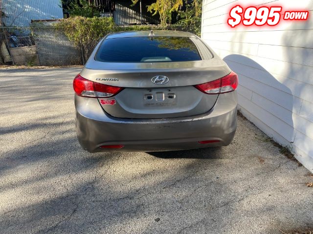 Hyundai Elantra Vehicle Image 04