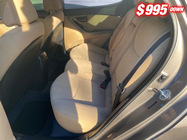 Hyundai Elantra Vehicle Image 06