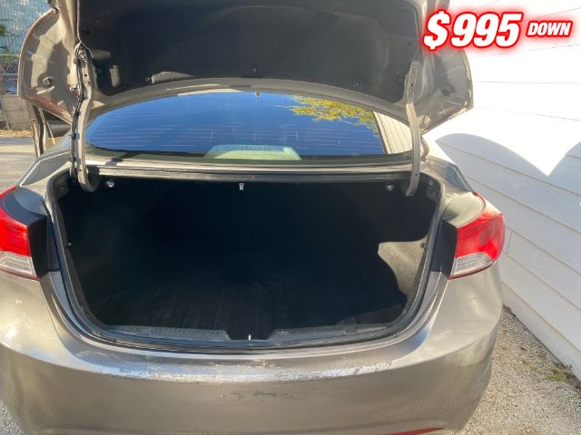 Hyundai Elantra Vehicle Image 07