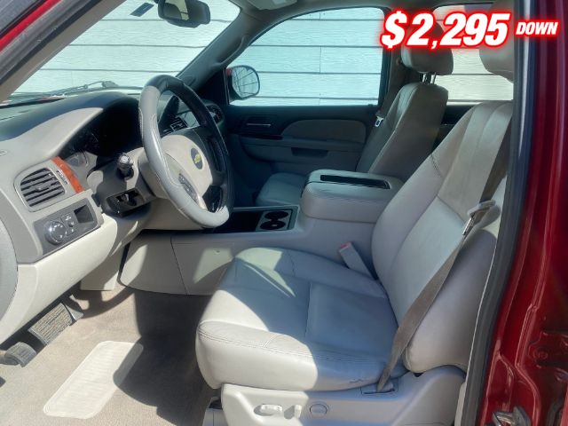 Chevrolet Suburban Vehicle Image 05