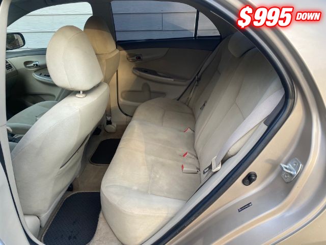 Toyota Corolla Vehicle Full-screen Gallery Image 06