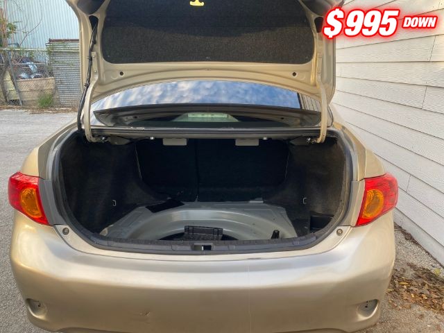 Toyota Corolla Vehicle Full-screen Gallery Image 07