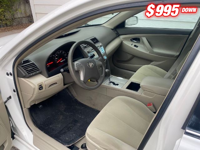 Toyota Camry Vehicle Full-screen Gallery Image 05