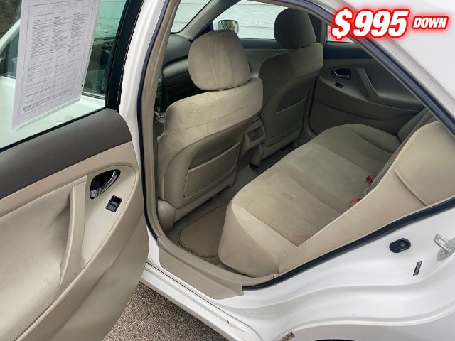 Toyota Camry Vehicle Full-screen Gallery Image 06