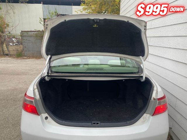 Toyota Camry Vehicle Full-screen Gallery Image 07