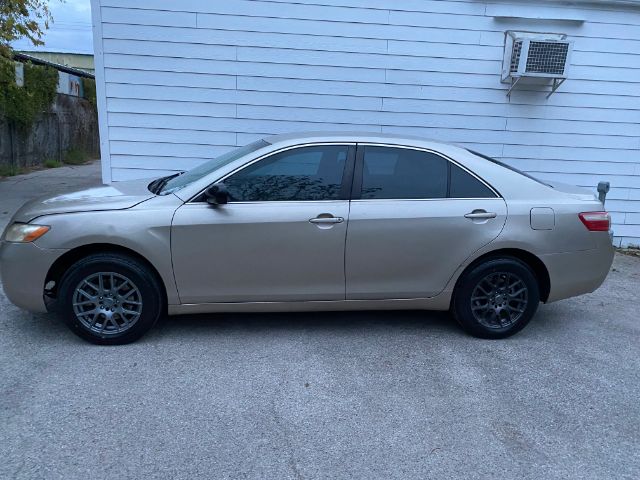 Toyota Camry Vehicle Full-screen Gallery Image 02