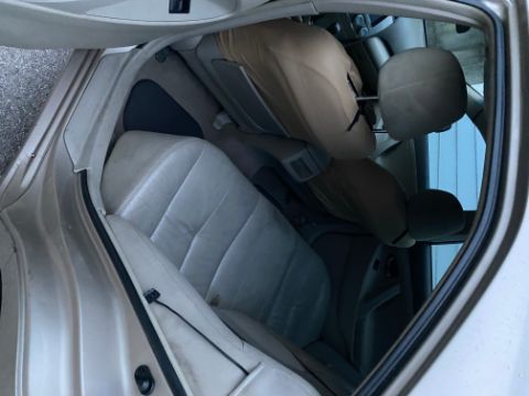 Toyota Camry Vehicle Full-screen Gallery Image 05