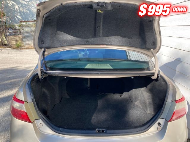 Toyota Camry Vehicle Full-screen Gallery Image 07