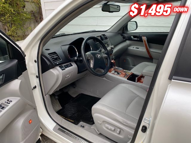 Toyota Highlander Vehicle Full-screen Gallery Image 05