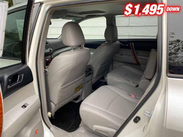 Toyota Highlander Vehicle Full-screen Gallery Image 06