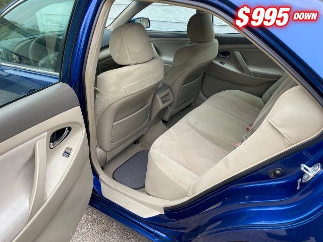 Toyota Camry Vehicle Full-screen Gallery Image 06