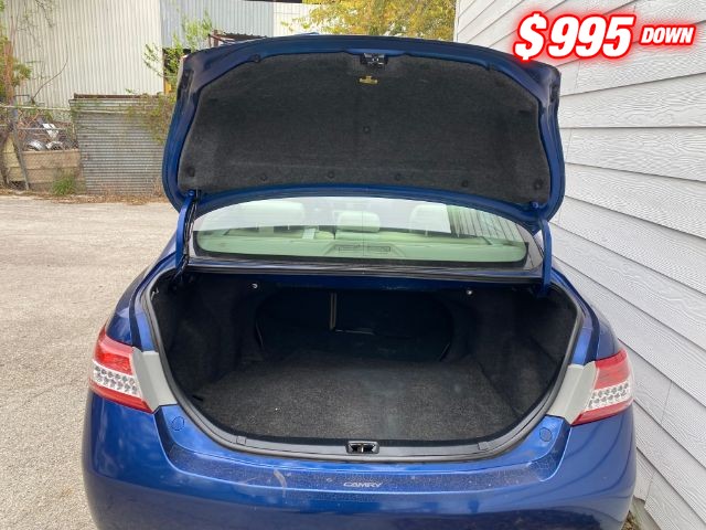 Toyota Camry Vehicle Full-screen Gallery Image 07