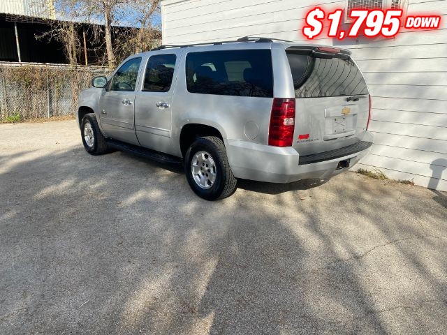 Chevrolet Suburban Vehicle Image 03