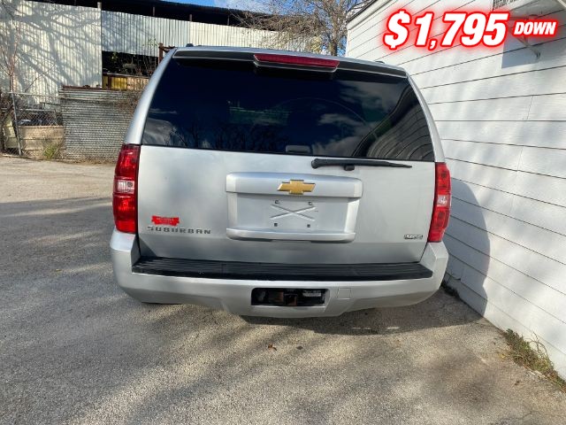 Chevrolet Suburban Vehicle Image 04