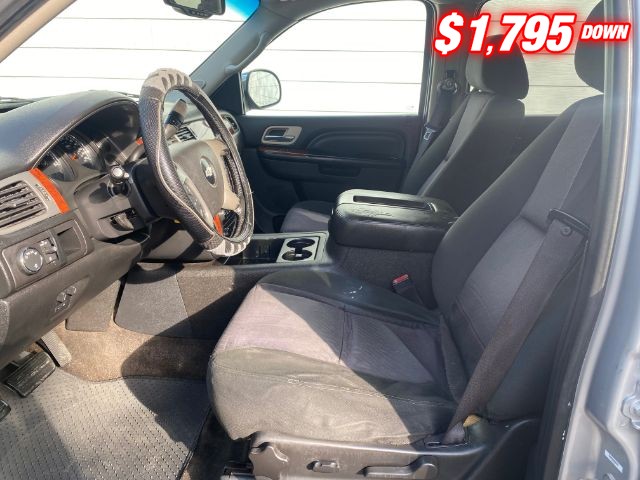 Chevrolet Suburban Vehicle Image 05