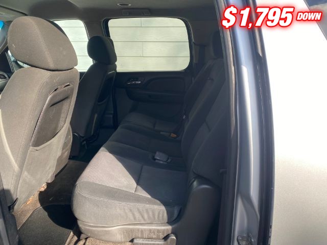 Chevrolet Suburban Vehicle Image 06