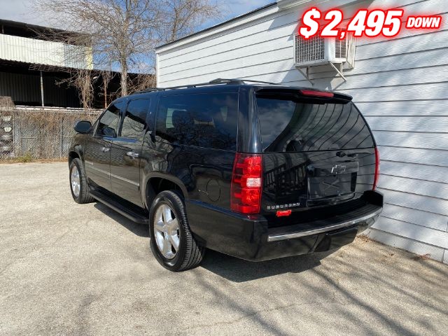 Chevrolet Suburban Vehicle Image 03