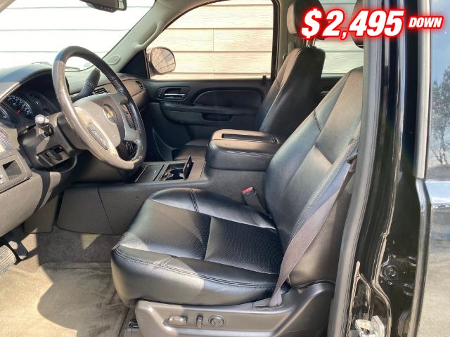 Chevrolet Suburban Vehicle Image 05