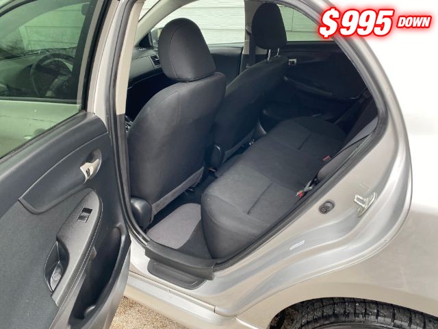 Toyota Corolla Vehicle Full-screen Gallery Image 06