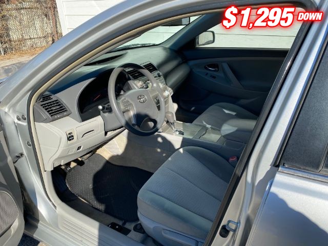 Toyota Camry Vehicle Full-screen Gallery Image 05