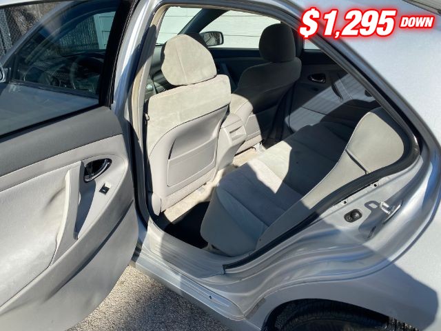 Toyota Camry Vehicle Full-screen Gallery Image 06