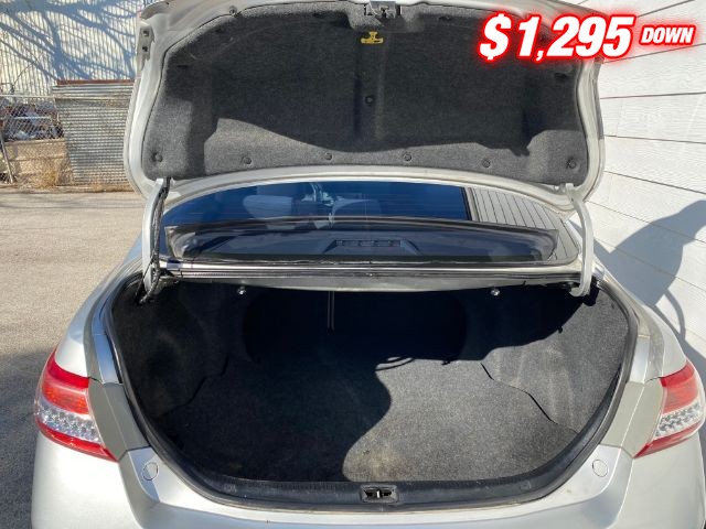 Toyota Camry Vehicle Full-screen Gallery Image 07