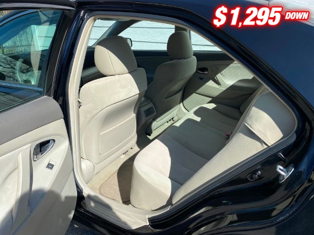 Toyota Camry Vehicle Full-screen Gallery Image 06