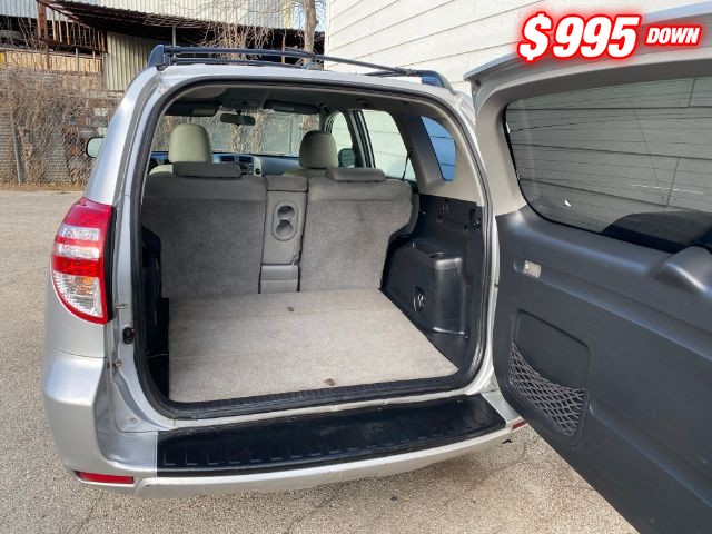 Toyota RAV4 Vehicle Full-screen Gallery Image 05