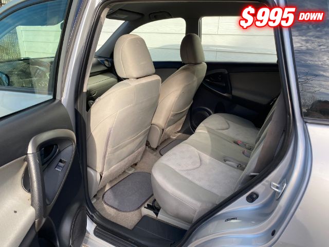 Toyota RAV4 Vehicle Full-screen Gallery Image 07