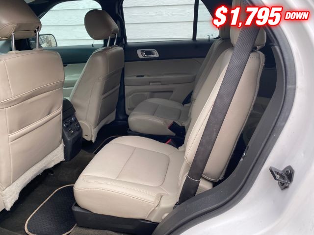 Ford Explorer Vehicle Full-screen Gallery Image 06