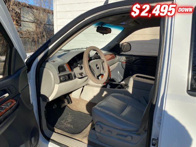 Chevrolet Suburban Vehicle Image 06