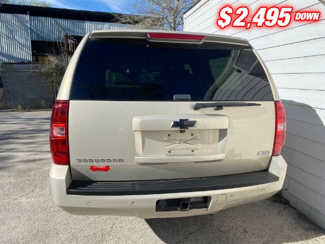 Chevrolet Suburban Vehicle Image 04