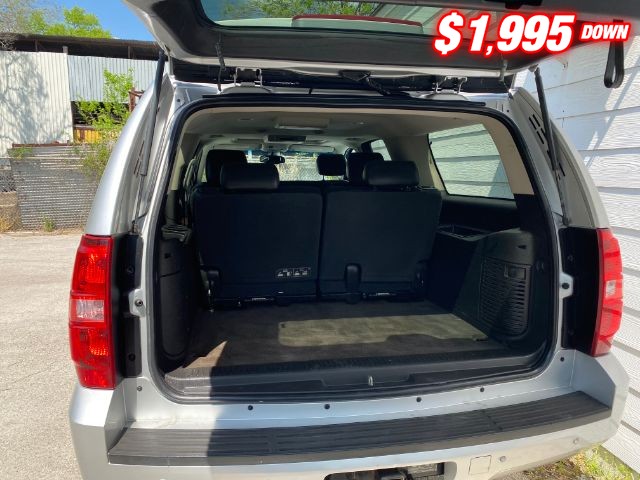 Chevrolet Suburban 1500 Vehicle Image 05