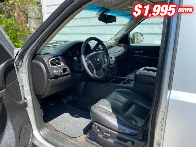 Chevrolet Suburban 1500 Vehicle Image 06