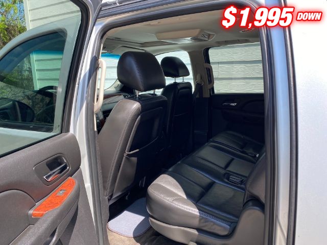 Chevrolet Suburban 1500 Vehicle Image 07