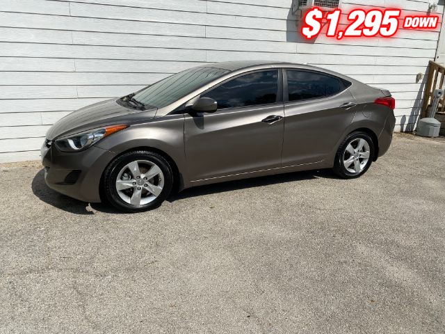 Hyundai Elantra Vehicle Image 02