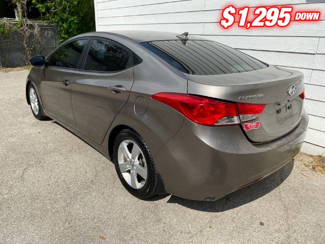 Hyundai Elantra Vehicle Image 03