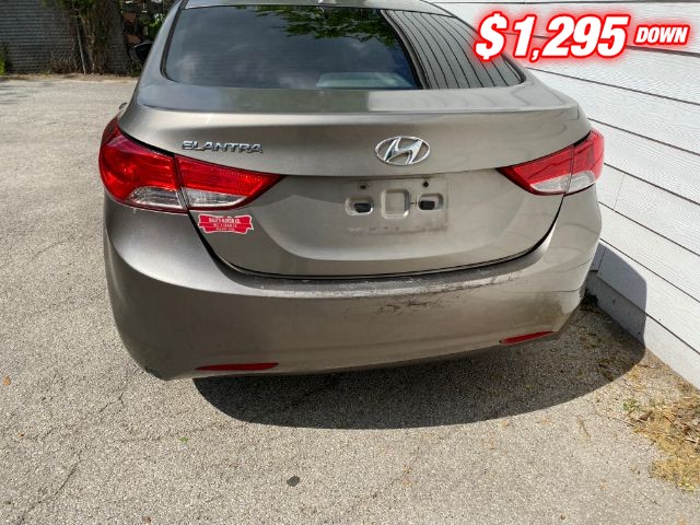 Hyundai Elantra Vehicle Image 04